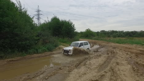 Russischer-Offroader-Im-Überland