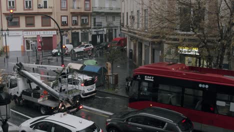 La-Lluvia-Y-El-Granizo-Están-Bajando-Por-El-Paisaje-Urbano-De-Valencia-Con-Tráfico-En-Carreteras-Mojadas