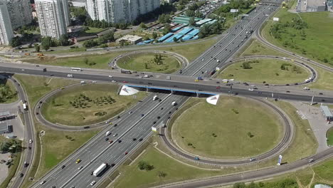 Una-Vista-Aérea-De-Un-Gran-Cruce-De-Carreteras-En-Un-Día-Soleado