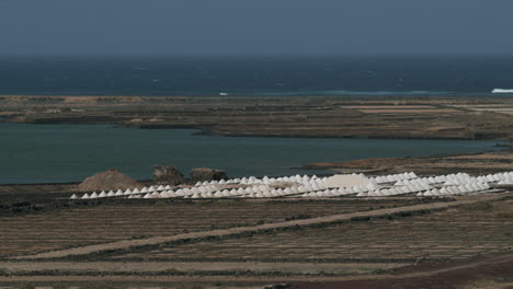 Paisaje-De-Salinas-De-Janubio-Con-Producción-De-Sal-Extraída-En-Lanzarote