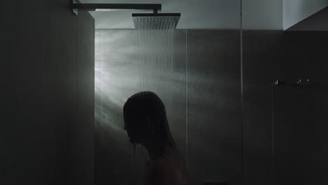 Frau,-Die-Seitenansicht-Duscht
