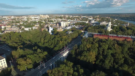 Eine-Luftaufnahme-Der-Stadtlandschaft-Von-Kaluga-Zwischen-Grünen-Bäumen