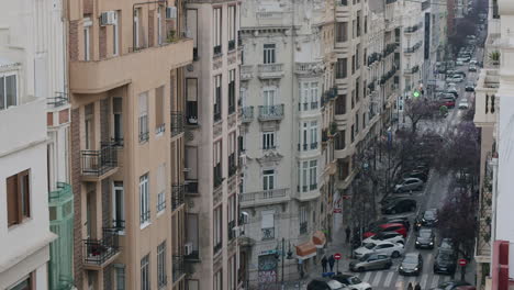 Calle-De-Valencia-Con-Edificios-Residenciales-Y-Muchos-Coches-Aparcados-España