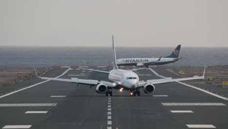 Flugzeugbewegung-Auf-Der-Landebahn