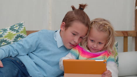 Hermano-Y-Hermana-Jugando-Juegos-De-Computadora