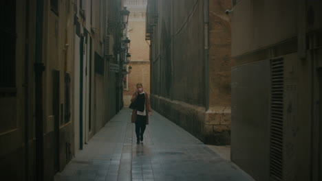 Mujer-Ocupada-Sola-En-La-Calle-Ella-Controla-La-Hora-Durante-La-Conversación-Móvil