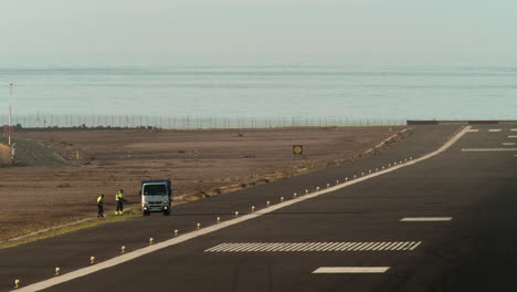 Cortar-El-Césped-A-Lo-Largo-De-La-Pista.