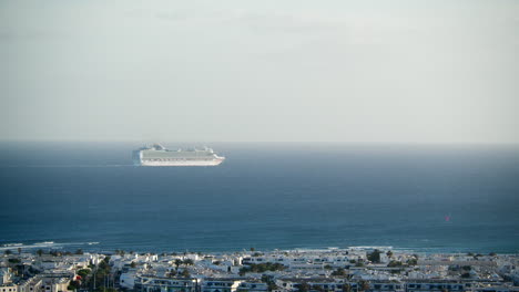 Cruise-ship-sails-into-the-sea