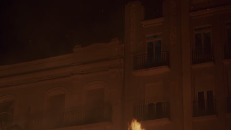 Valencia,-Spanien-Funken-Aus-Einem-Lagerfeuer-Steigen-In-Den-Himmel