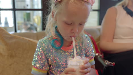 Niño-Bebiendo-Un-Delicioso-Batido-En-La-Cafetería