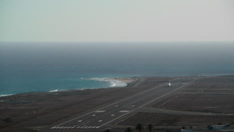 Das-Flugzeug-Hebt-Vor-Dem-Hintergrund-Des-Meeres-Ab