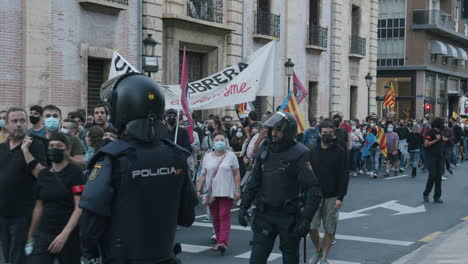 Marcha-En-El-Día-De-La-Independencia-De-España