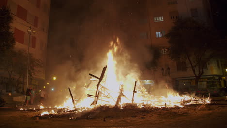 El-Fuego-Demolió-La-Escultura-De-La-Calle-En-Las-Fallas-Noche-España