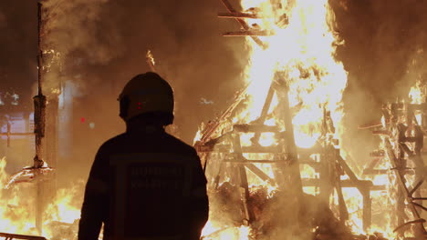 Bombero-Controla-La-Hoguera-Del-Festival-De-Las-Fallas-En-España