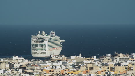 The-cruise-ship-leaves-the-port