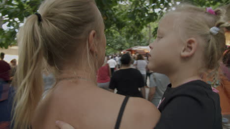 Mamá-E-Hija-Pequeña-En-La-Feria