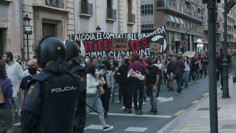 Multitud-De-Personas-Marchando-En-Las-Calles-De-Valencia-España