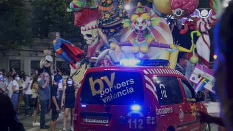 Los-Bomberos-Acudieron-A-Controlar-La-Gran-Hoguera-De-La-Noche-De-Las-Fallas.