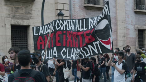 Marcha-Con-Pancartas-Antifascismo-En-Valencia-España