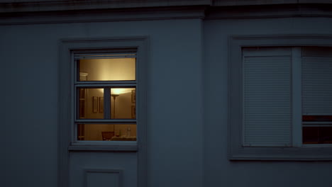 Hausfenster-Mit-Schwachem-Licht-In-Der-Dämmerung