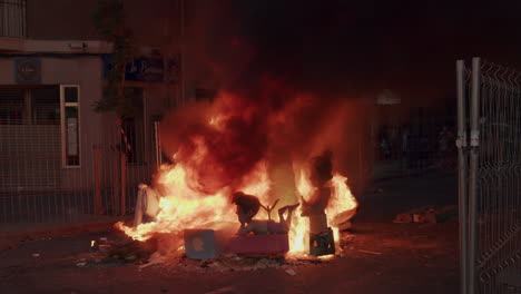 Großes-Lagerfeuer,-Um-Die-Installation-Auf-Dem-Las-Fallas-Festival-In-Valencia-Zu-Verbrennen