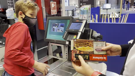 Haciendo-Las-Compras-En-El-Supermercado-De-Autoservicio