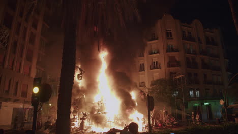 Se-Encendieron-Hogueras-En-Las-Calles-De-La-Ciudad.