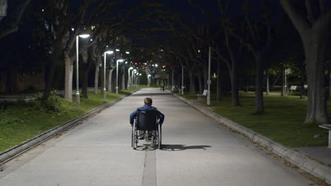 Niño-Discapacitado-En-El-Parque-Nocturno