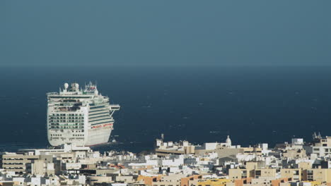 Kreuzfahrtschiff-Verlässt-Den-Hafen