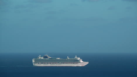 The-cruise-ship-is-leaving