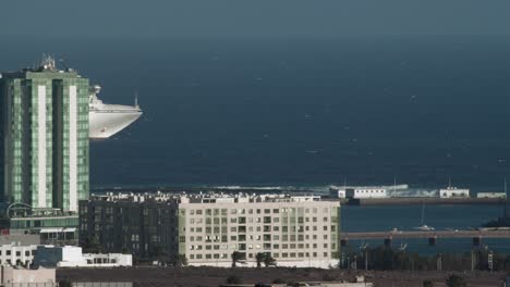 Seekreuzfahrtschiff-Fährt-In-Den-Hafen-Ein