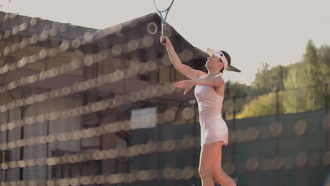 Un-Jugador-De-Tenis-Se-Prepara-Para-Sacar-Una-Pelota-De-Tenis-Durante-Un-Partido.-Camara-Lenta