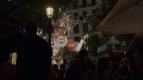 Las-Fallas-Festival-Und-Lebendige-Skulpturen-In-Der-Straße-Der-Nacht-In-Valencia