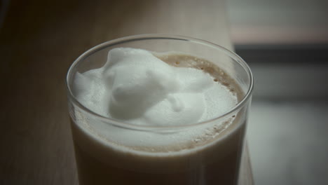 Fresh-made-latte-served-in-the-coffee-shop