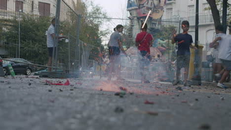 Kinder-Feiern-Das-Fallas-Festival-Und-Werfen-Feuerwerkskörper-Auf-Die-Straße-Der-Stadt