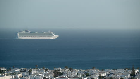 Cruise-ship-goes-to-the-open-sea
