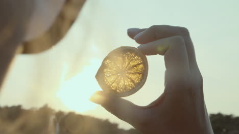 Rodaja-De-Naranja-A-La-Luz-Del-Atardecer-Dorado