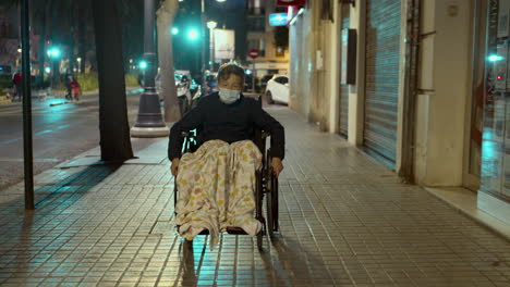 Rollstuhlfahrt-Am-Abend,-Stadt,-Behindertes-Kind-Im-Freien