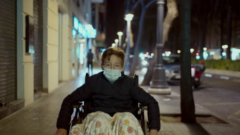 Behindertes-Kind-Im-Rollstuhl-Abends-Draußen
