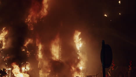 Ruinas-En-Llamas-De-La-Instalación-Callejera-En-El-Festival-De-Las-Fallas-En-España