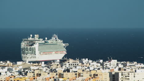 Cruise-ship-leaves-port