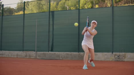 Mujer-Profesional-Equipada-Golpeando-Con-Fuerza-La-Pelota-De-Tenis-Con-Raqueta-De-Tenis.-Mujer-Equipada-Profesional-Golpeando-Fuerte-La-Pelota-De-Tenis-Con-Raqueta-De-Tenis.