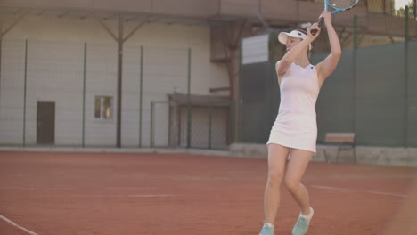 Mujer-Profesional-Equipada-Golpeando-Con-Fuerza-La-Pelota-De-Tenis-Con-Raqueta-De-Tenis.-Mujer-Equipada-Profesional-Golpeando-Fuerte-La-Pelota-De-Tenis-Con-Raqueta-De-Tenis.