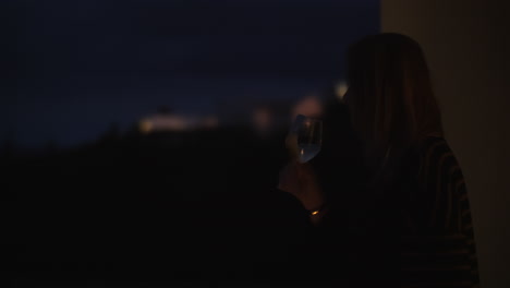 Frau-Genießt-Nachts-Wein-Auf-Dem-Balkon