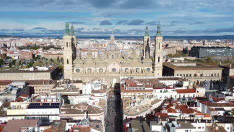 Cityscape-of-Zaragoza-with-Basilica-del-Pilar-in-Spain-aerial-view