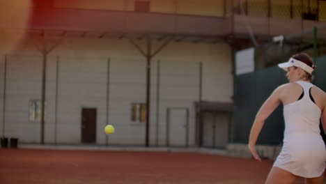 Mujer-Profesional-Equipada-Golpeando-Con-Fuerza-La-Pelota-De-Tenis-Con-Raqueta-De-Tenis.-Mujer-Equipada-Profesional-Golpeando-Fuerte-La-Pelota-De-Tenis-Con-Raqueta-De-Tenis.