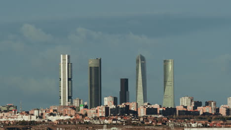 Wolkenkratzer-Im-Finanzviertel-Von-Madrid,-Stadtbild-Mit-Geschäftstürmen