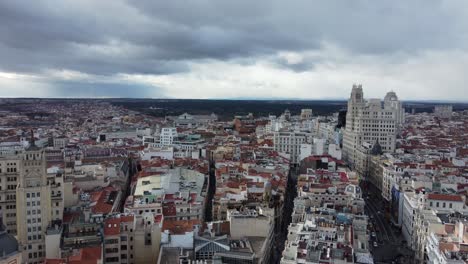 Paisaje-Urbano-Aéreo-Con-Vasto-Panorama-Y-Calles-Estrechas-En-Madrid,-España.