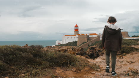 Junge-Tourist-In-Portugal-Fotografiert-Den-Leuchtturm-Von-Kap-St.-Vincent