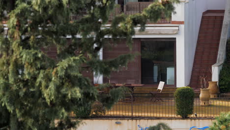 Fachada-De-La-Casa-Con-Escalera-Y-Grandes-Ventanas-Medio-Cerradas-Por-La-Mañana